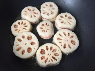 12、早餐-藕盒抱蛋,放入藕盒中火煎制。