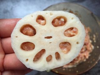 10、早餐-藕盒抱蛋,另一片藕盖上去稍微压紧一点。将所有的藕盒做好备用。