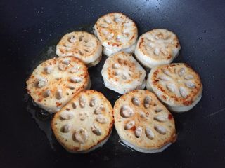 13、早餐-藕盒抱蛋,煎至藕盒表面变黄，肉馅变白就可以倒入蛋液了！