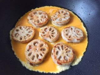 14、早餐-藕盒抱蛋,蛋液要从空隙的地方倒下去，不要倒在藕盒上了。