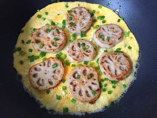 15、早餐-藕盒抱蛋,蛋煎熟了撒入葱花就可以起锅了。