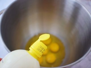 4、红糖枣糕,把鸡蛋全打入厨师机桶中，加入柠檬汁