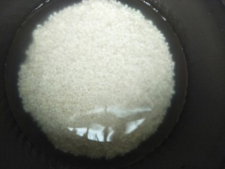 2、腊味糯米卷,糯米加适量的水煮成饭