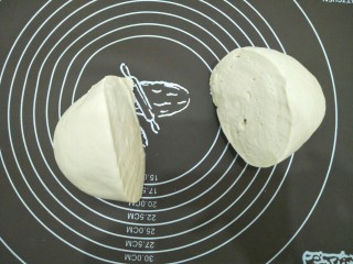 9、腊味糯米卷,拿出来揉一揉排气分成两份盖布静置五分钟。