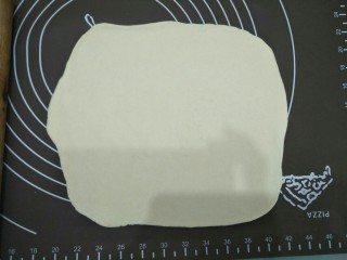 10、腊味糯米卷,将面团撠成方型的面皮。