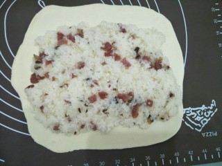 11、腊味糯米卷,放入糯米馅料，注意两边留点空位。