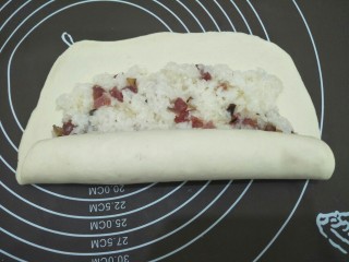 12、腊味糯米卷,从一边卷起