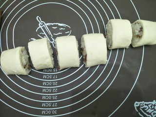 14、腊味糯米卷,将面团切成大约相同份量