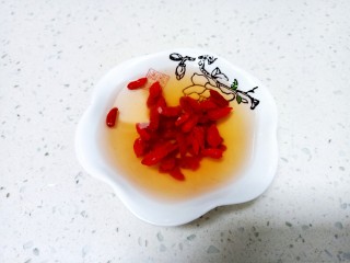 2、山药枸杞粥,加入清水