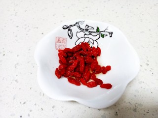 3、山药枸杞粥,淘洗干净