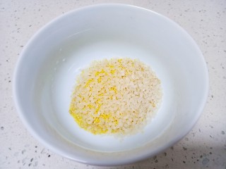 7、山药枸杞粥,大米，小米，糙米倒入碗中