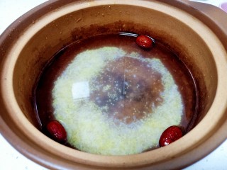 12、山药枸杞粥,大米，小米，糙米倒入锅中，放入清水，放入红枣