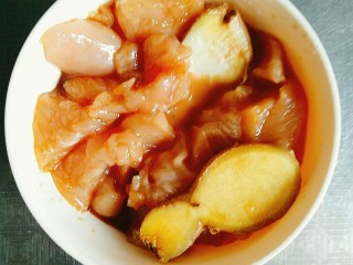 6、西兰花玉米鸡肉糕,加入姜片，料酒腌制十分钟去腥