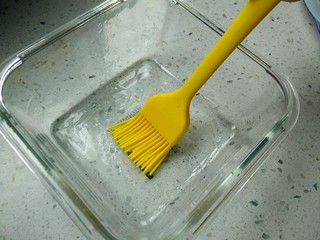 11、西兰花玉米鸡肉糕,准备一个耐高温的容器，刷油，方便脱模