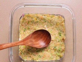 12、西兰花玉米鸡肉糕,倒入鸡肉泥蔬菜泥，用勺子压实抹平