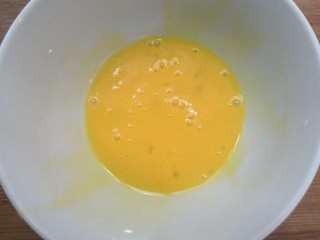 13、西兰花玉米鸡肉糕,把剩下的蛋黄搅拌均匀