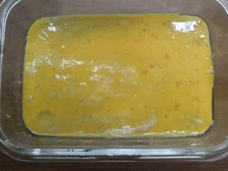 14、西兰花玉米鸡肉糕,把蛋黄液倒在鸡肉蔬菜泥上面，用刷子刷均匀