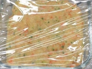 15、西兰花玉米鸡肉糕,放入蒸锅，盖上碟子或保鲜膜（保鲜膜需要用牙签扎几个孔），中火蒸20分钟