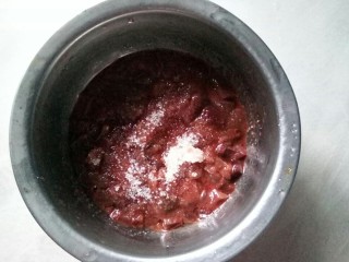 3、鸡肝彩蔬粥,鸡肝切粒，放酱油腌制。