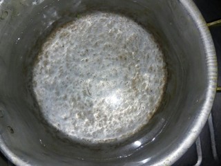 5、鸡肝彩蔬粥,汤锅中烧水。