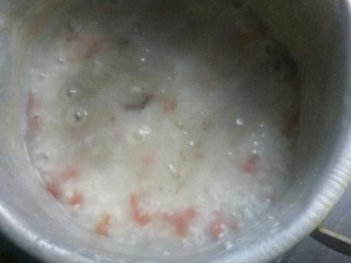 8、鸡肝彩蔬粥,粥熬浓稠后，放码好味的鸡肝粒，煮五分钟。