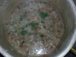 9、鸡肝彩蔬粥,起锅前撒入芹菜叶碎。