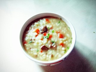 10、鸡肝彩蔬粥,盛入碗中。