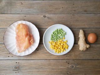 1、香煎鸡茸玉米肠,准备食材。