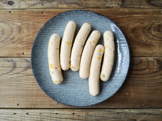 16、香煎鸡茸玉米肠,脱模。这时已经可以直接吃了，也可以冻在冰箱里随吃随取。