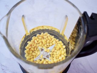 3、美龄粥,把泡好的黄豆洗净放入破壁机中，加入1000毫升的清水