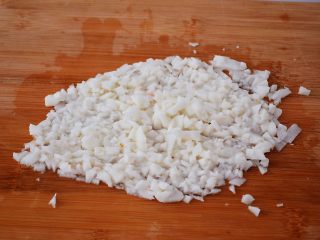 5、美龄粥,山药去皮洗净切碎备用