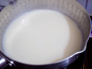 6、美龄粥,把煮好的豆浆倒入锅中，如果不是破壁机打的，要过滤一下，这样才会更加细腻