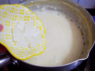 10、美龄粥,煮至米烂浓稠时加入冰糖