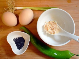 1、青椒虾皮鸡蛋卷,准备食材。
