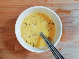 3、青椒虾皮鸡蛋卷,用筷子充分拌匀。