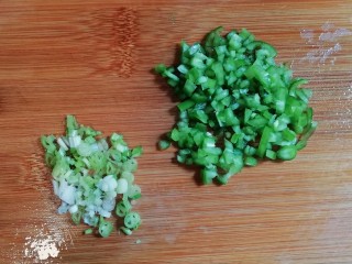 4、青椒虾皮鸡蛋卷,将青椒和葱分别切碎,备用。
