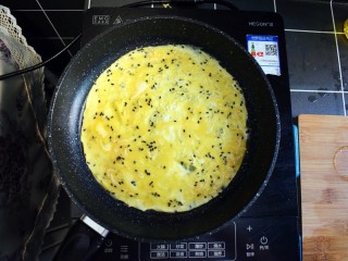 5、青椒虾皮鸡蛋卷,平底锅加入适量的油,倒入蛋液。