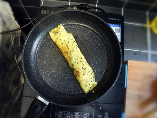 8、青椒虾皮鸡蛋卷,卷好的鸡蛋饼。