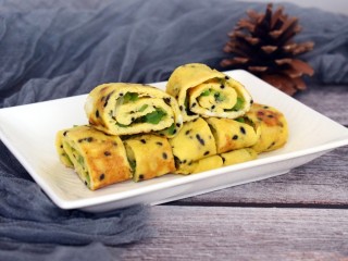 9、青椒虾皮鸡蛋卷,用刀切成小卷,装盘即可。