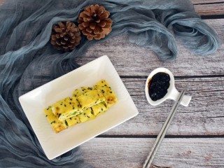 10、青椒虾皮鸡蛋卷,美味的青椒虾皮鸡蛋卷就完成啦。