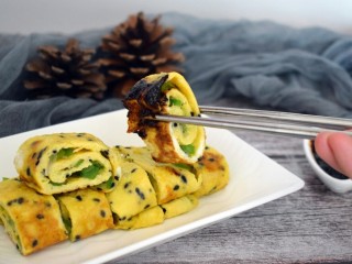 11、青椒虾皮鸡蛋卷,还可以准备些自己喜欢的酱,蘸着吃更美味哦!