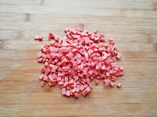 4、菠萝炒饭,火腿肠切成小丁。