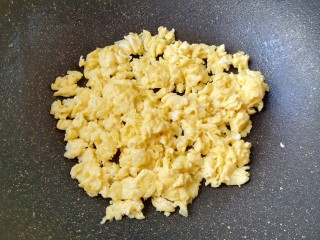 7、菠萝炒饭,土鸡蛋打散,炒锅内倒适量的食用油烧热,倒入蛋液快速划炒定型盛出备用。