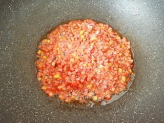 9、菠萝炒饭,加入酱油翻炒一分钟左右。