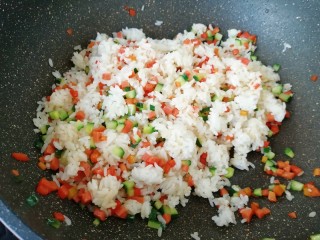 11、菠萝炒饭,加入米饭翻炒均匀。