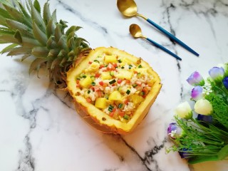 16、菠萝炒饭,将炒好的米饭盛在菠萝碗里。
