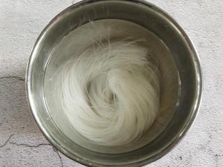 1、鸡蛋炒粉丝,我们先把粉丝用温水浸泡30分钟，把它泡软。