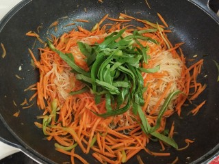 7、鸡蛋炒粉丝,加入盐，油辣椒，青菜叶炒匀