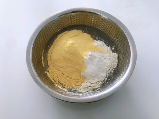 1、黑豆渣窝窝头,将所有原料倒入装有豆渣的盆中，搅拌成小面絮状，喜欢吃甜的可以加适量白砂糖，我做的是原味的。