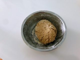 2、黑豆渣窝窝头,面不要太软，稍硬一些，不然不好成型，豆渣没给出重量是因为豆渣的量有水份多少不好算，我的豆渣是带豆浆的，不是特别干的那种，因为没有过滤，直接倒出了上面的豆浆。揉成面团，盖好，饧发二十分钟。